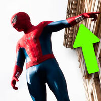 Ahora que lo vemos en detalle confirmarnos que el nuevo traje es el homenaje definitivo a Spider-Man en el cine 