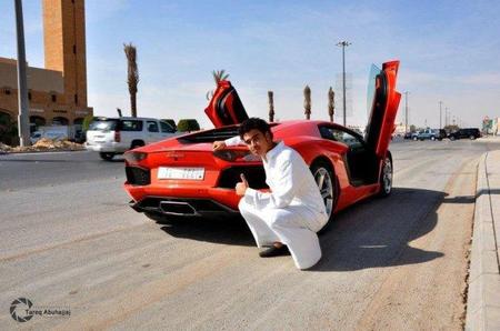 Dhiaa Al-Essa con su Lamborghini Aventador