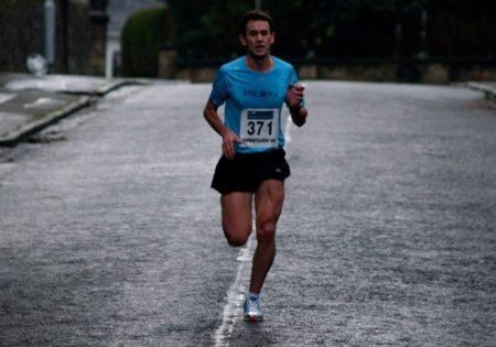 Al correr: no cruces los brazos por delante del pecho
