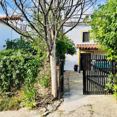 En esta casa de Cáceres la reforma de una cocina se les fue de las manos: movió la frontera entre España y Portugal