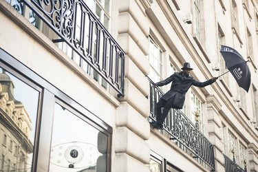 Cantanto bajo la lluvia en la primera flagship store de Hunter en Regent Street