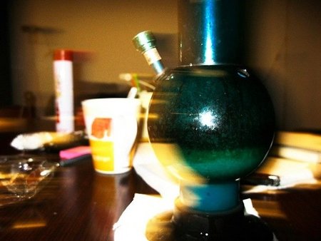 Arrestada por publicar una foto de su bebé con una pipa de marihuana