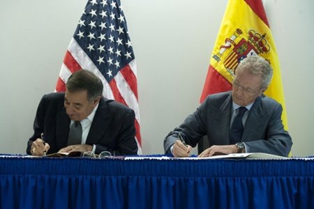 Panetta se despide haciendo un llamamiento a España para cooperar más en ciberseguridad