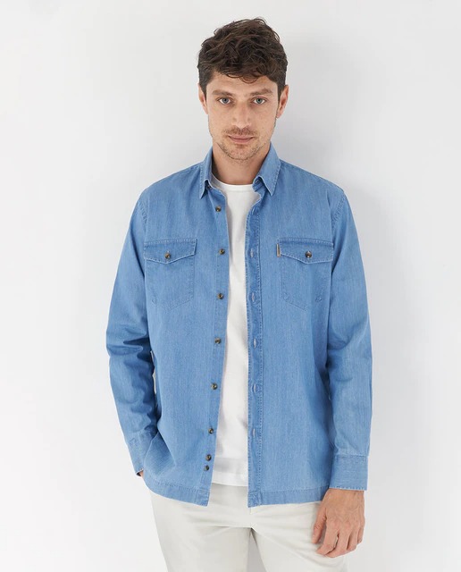 Sobrecamisa vaquera con bolsillos realizado en un algodón azul con lavado medio.
Regular Fit
Estrechas pero relajadas. Realzan la figura manteniendo la comodidad. Sisa amplia, ancho de manga sin ceñir el brazo y contorno ligeramente estrecho.