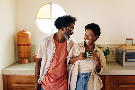 casal feliz dentro de casa