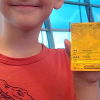 Sufre retraso de 10 horas en aeropuerto, compra un sobre de Pokémon y saca carta de más de 25,000 pesos 