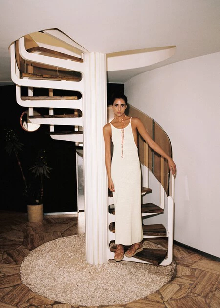 Estos son los vestidos blancos de punto o con detalles bordados con los que Mango quiere transportarnos a Ibiza sin salir de casa