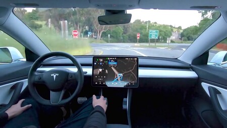 Elon Musk anuncia que el Autopilot de Tesla más avanzado estará disponible por suscripción: adiós a pagar 7.500 euros de golpe