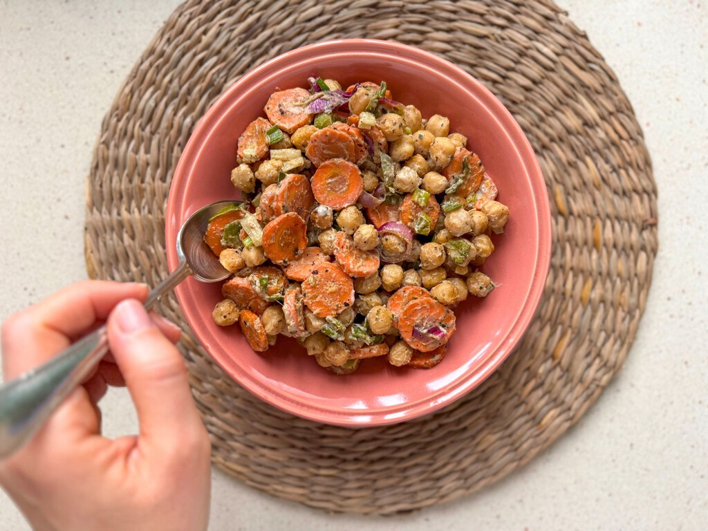 Esta ensalada templada me asegura una buena fuente de proteína vegetal y me ayuda a cubrir la cuota de calcio de forma súper sabrosa