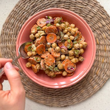 Esta ensalada templada me asegura una buena fuente de proteína vegetal y me ayuda a cubrir la cuota de calcio de forma súper sabrosa 