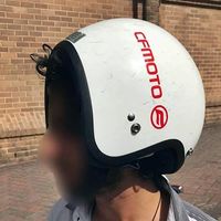 Escasamente bien multado: 200 euros por usar el casco al revés "porque tengo una espinilla"