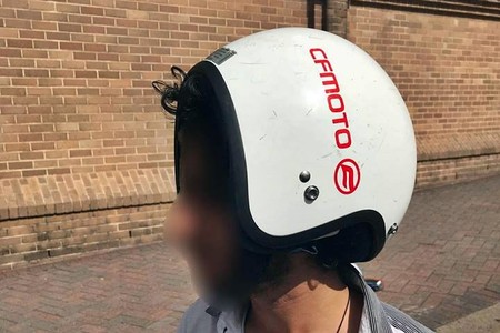 Escasamente bien multado: 200 euros por usar el casco al revés "porque tengo una espinilla"