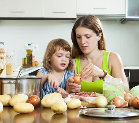 Los niños que ven cocinar en casa eligen alimentos más saludables