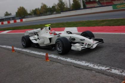Honda prueba pilotos quitando kilómetros de test a Super Aguri