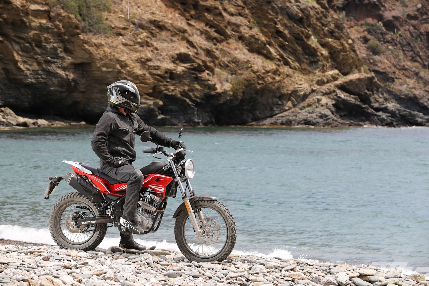 Probamos la Rieju Tango 125: una moto como las de antes, fácil y asequible para el carnet de coche