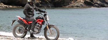 Probamos la Rieju Tango 125: una moto como las de antes, fácil y asequible para el carnet de coche