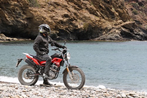 Probamos la Rieju Tango 125: una moto como las de antes, fácil y asequible para el carnet de coche