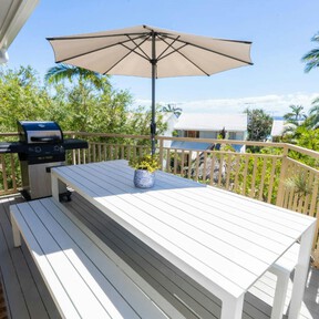 El parasol de Leroy Merlin que hará más soportables las comidas en la terraza ahora por 30 euros menos