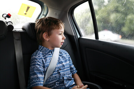 Los alzadores homologados para que los niños viajen en coche no son seguros, advierte la OCU
