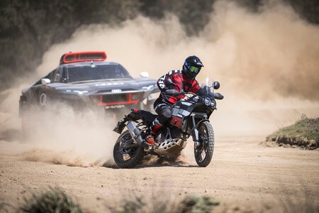 Ducati Desertx Presentada Junto Al Audi Rs Q E Tron Del Dakar002