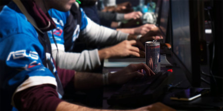 Las bebidas energéticas están teniendo barra libre en los videojuegos (y sólo ahí)