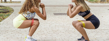 Cinco ejercicios con bandas elásticas para unos glúteos firmes y fuertes