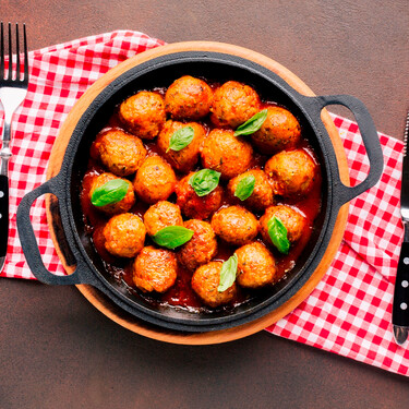 DIA y las albóndigas con patatas listas para calentar que parecen caseras, como hechas por la abuela