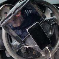 La gente está empezando a atar tablets y móviles al volante. Multar o educar, he ahí la cuestión