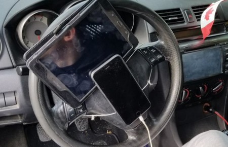 La gente está empezando a atar tablets y móviles al volante. Multar o educar, he ahí la cuestión