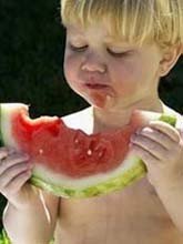Los niños comen menos en verano; algunas sugerencias