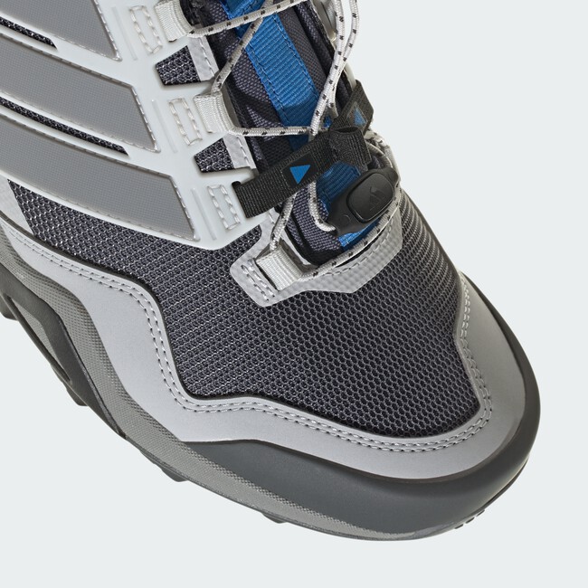 Adidas Rebaja La Zapatilla Que Parece Una Bota De Montana Pero Que Es El Diseno Mas Tecnico Y Molon Para Conquistar El Asfalto En Cualquier Look