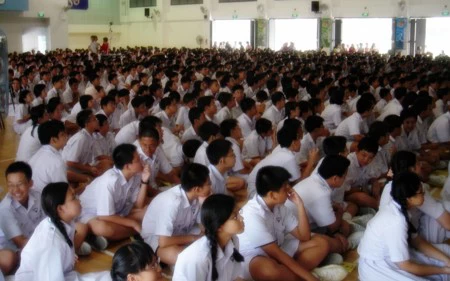 Students Of Nan Hua High School Singapore In The School Hall 20060127