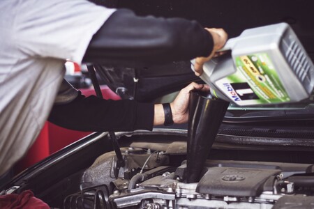 Los elementos clave del coche que la DGT aconseja revisar antes de viajar