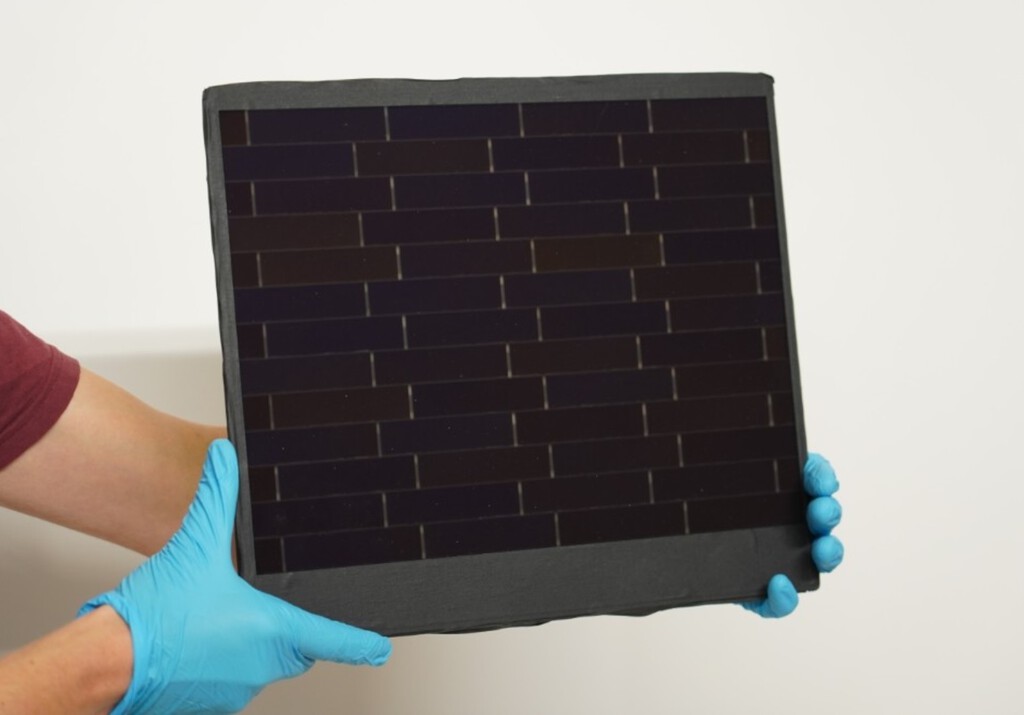 Parece una teja de pizarra, pero es el nuevo panel solar récord en eficiencia que han inventado en Alemania 
