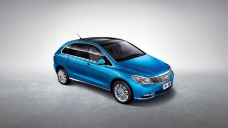 Denza 400, un eléctrico de Daimler para China con 400 kilómetros de autonomía