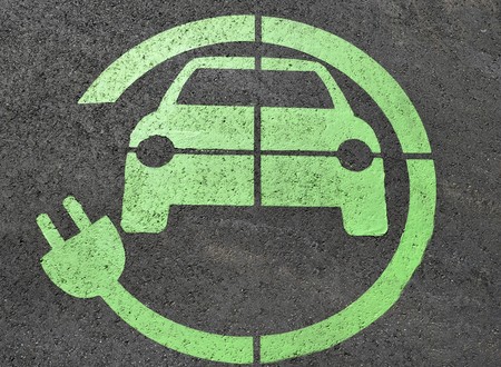 Dónde cargar tu coche eléctrico cuando no tienes un garaje propio con enchufe