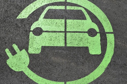 Dónde cargar tu coche eléctrico cuando no tienes un garaje propio con enchufe