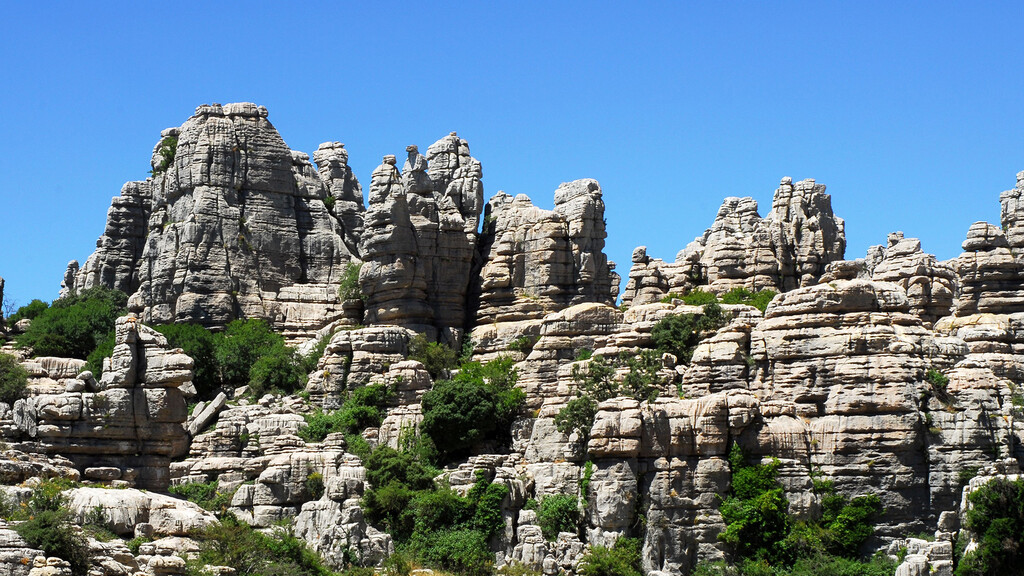 Parece China, pero es la ruta entre esculturas de roca más bonita de España y se llega por un sendero fácil precioso en invierno 
