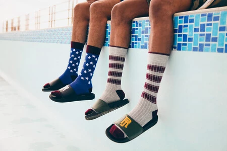 Los logos se llevan con pasos cómodos, y como muestra, estas chanclas que no vas a querer dejar de usar ni siquiera lejos de la piscina