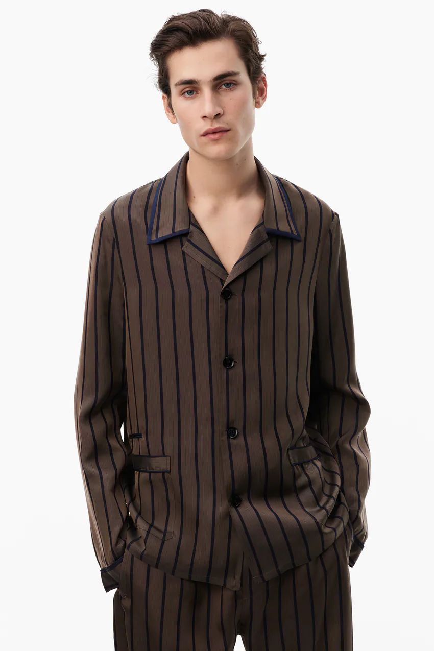 CAMISA FLUIDA CONFECCIONADA EN TEJIDO DE CUPRO. CUELLO CON SOLAPAS DE PICO. MANGA LARGA.