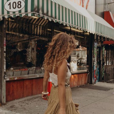 Las faldas de volantes serán tendencia absoluta en la primavera-verano 2026 y esta color café de Mango es nuestra favorita