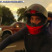 Le pilla la policía haciendo carreras con una BMW S 1000 RR, y él también era policía: "Solo quería impresionar a la chica"