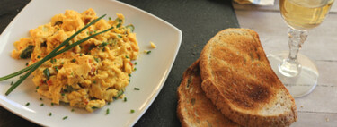 Con sólo tres ingredientes y en cinco minutos puedes preparar esta cena rica en proteínas y muy baja en hidratos 