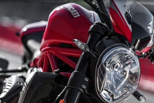 La Ducati Monster cumple 25 años: repasamos toda su historia en las bodas de plata del monstruo