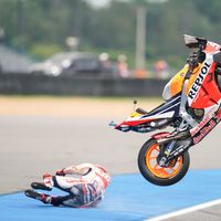 Marc Márquez sale ileso de una espeluznante caída en los primeros entrenamientos de Tailandia