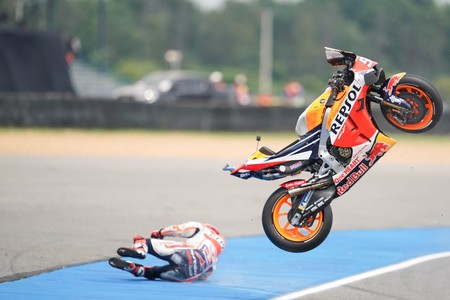 Marc Márquez sale ileso de una espeluznante caída en los primeros entrenamientos de Tailandia