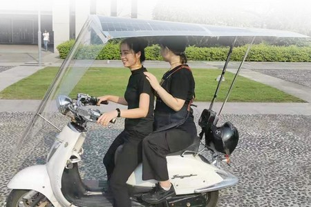 Este techo solar tan feo pretende reducir la ansiedad de la autonomía cuando vayamos en moto eléctrica