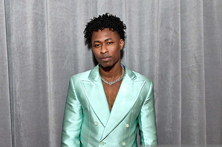 Los trajes satinados (y coloridos) son tendencia en la red carpet de los GRAMMYs