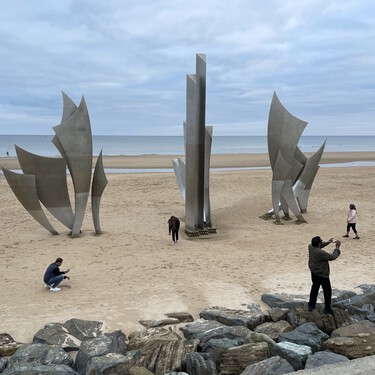 Unos geólogos estudiaron la arena de una de las playas del Día D en Normandía. Descubrieron que el 4% aún es metralla 