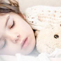 Acostar temprano a los niños tiene beneficios para ellos, y para los padres: lo dice la ciencia